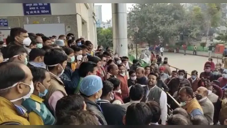 Lucknow KGMU News: चंद घंटे की हड़ताल में ही शासन ने मानी सारी शर्तें, दूर-दूर से आए मरीज दिखे परेशान