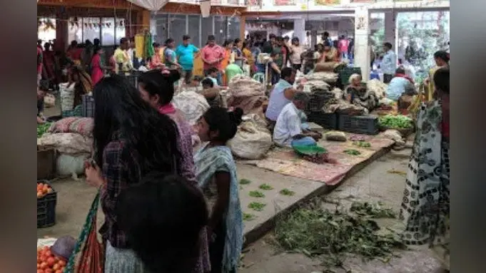 जमालपुर शहर में सोशल डिस्टेंसिंग को बाय-बाय कर रहे लोग