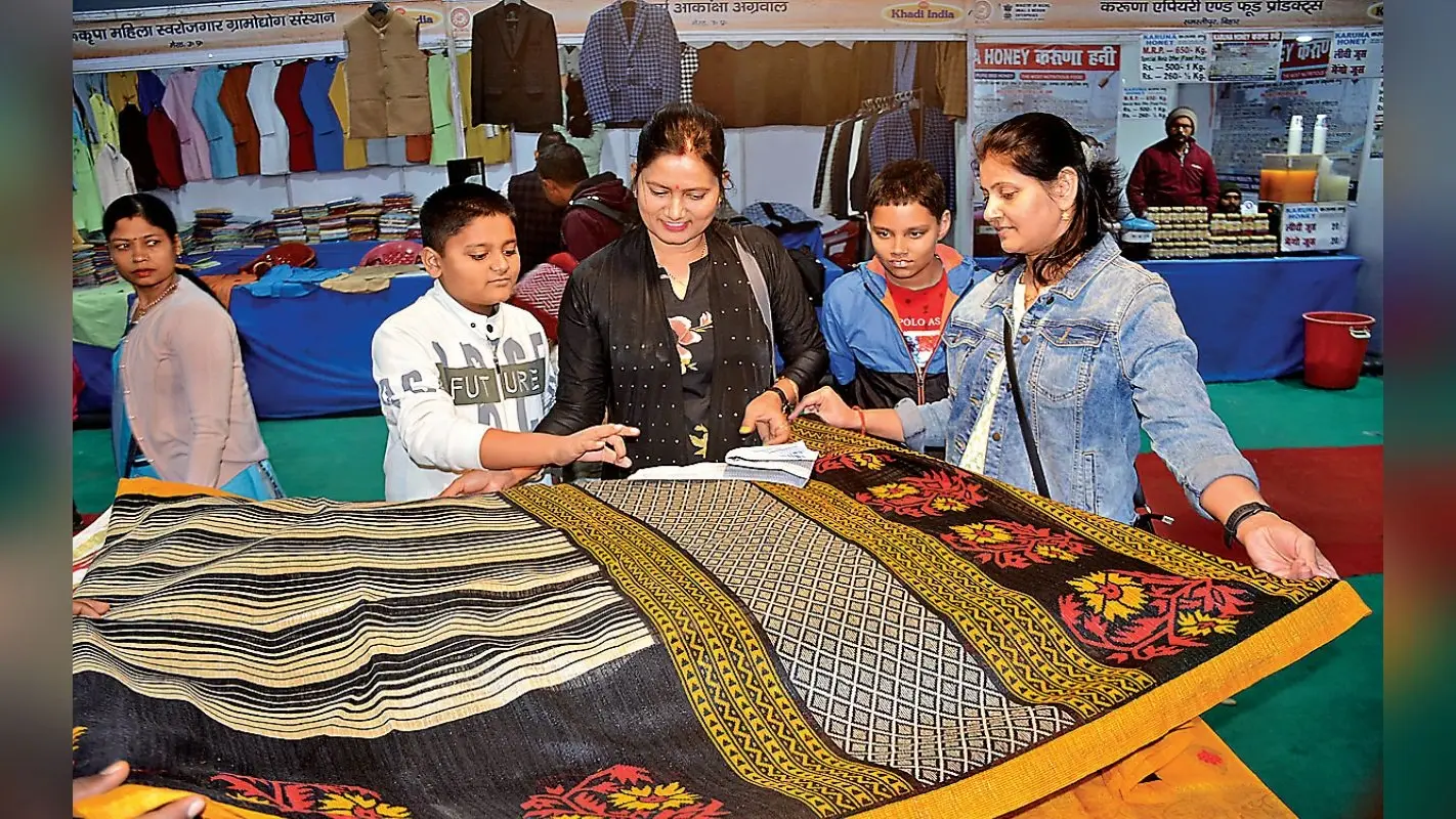 रांची में चल रहा खादी मेला लोगों को कर रहा आकर्षित, सिल्क साड़ी से लेकर इन सामानों की हो रही जमकर खरीददारी