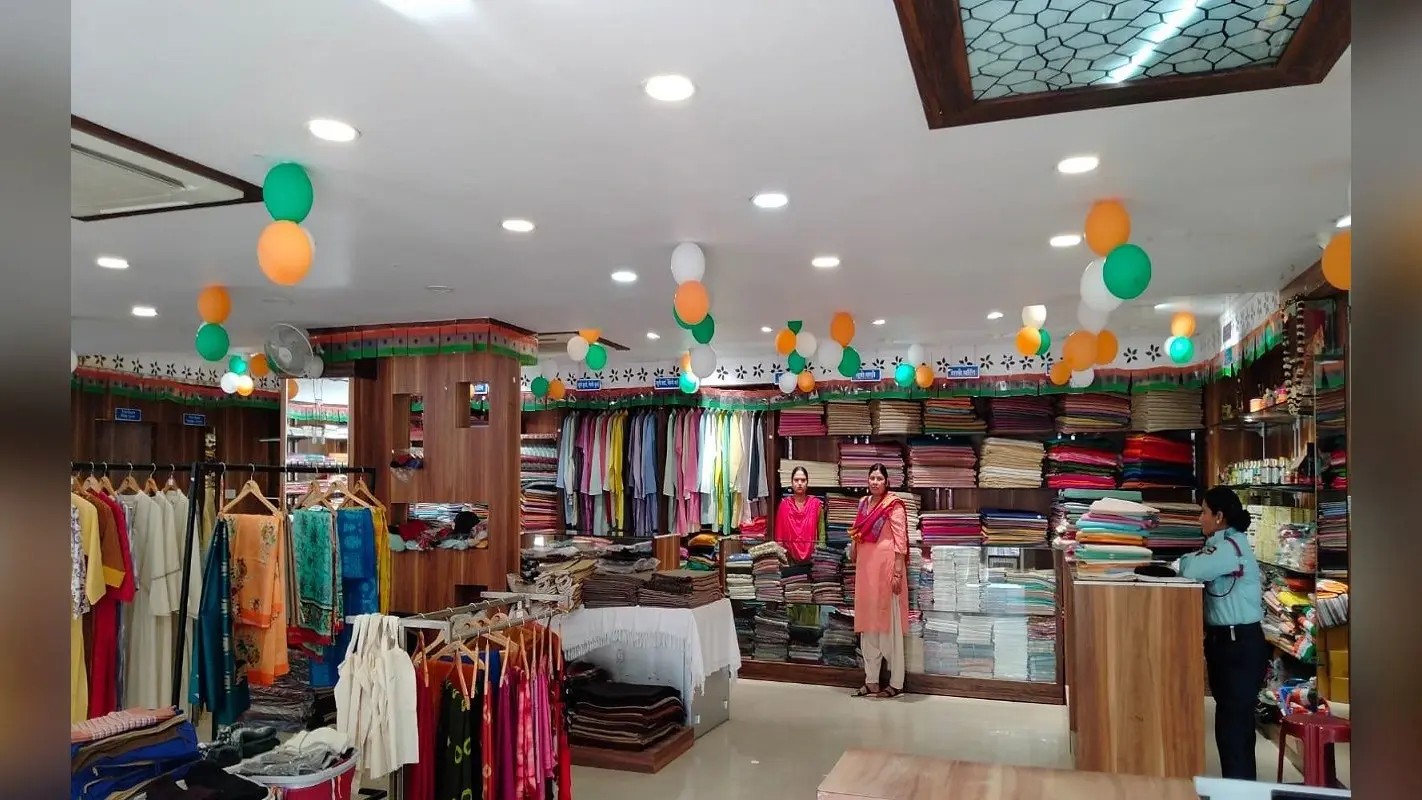 महात्मा गांधी की पुण्यतिथि: खादी में इनकी है अच्छी डिमांड, इस तारीख तक बंपर छूट, खरीदारी से पहले देख लें लिस्ट
