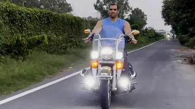 ‘द ग्रेट खली’ ने की हार्ले डेविडसन की सवारी तो ‘खिलौना’ लगने लगी हैवी गाड़ी, देखें VIDEOS