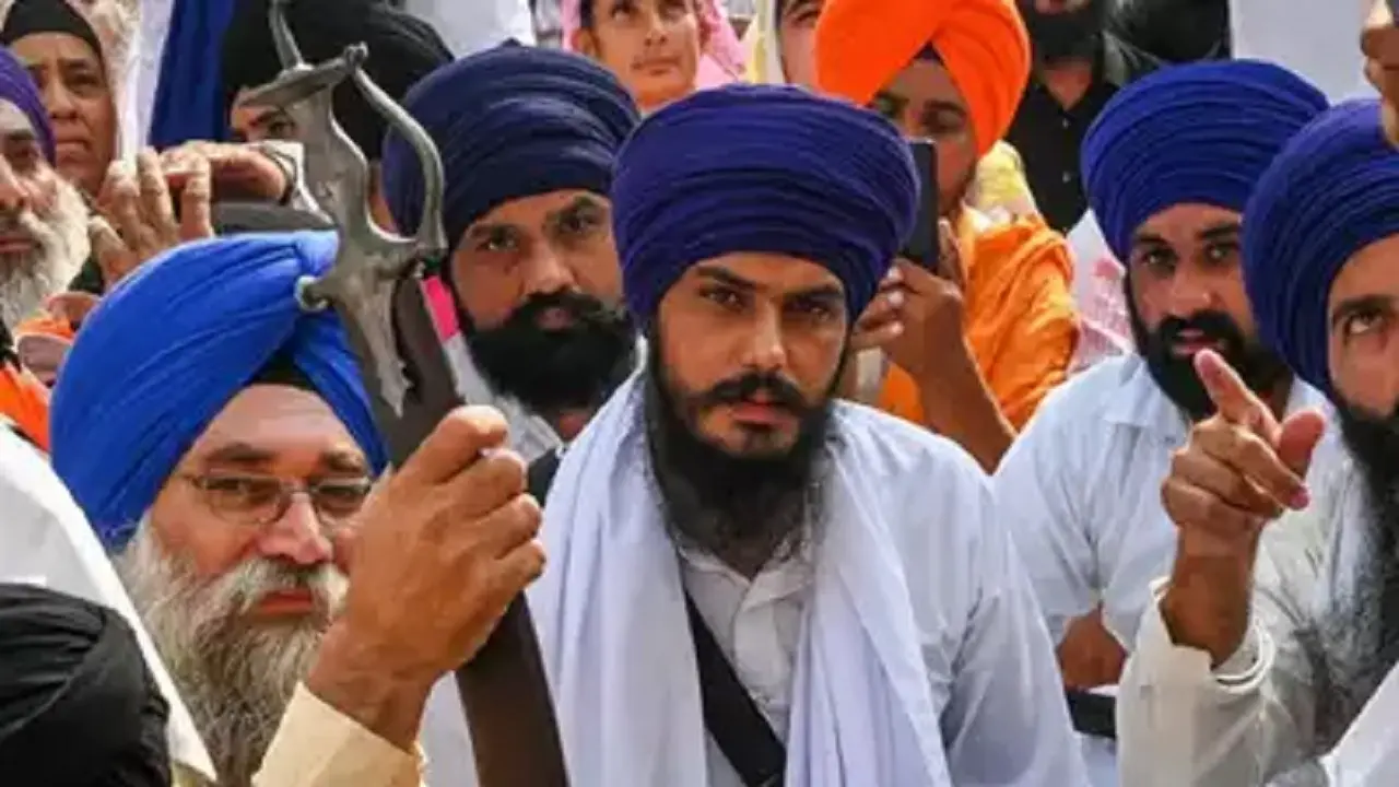 ‘वारिस पंजाब दे’ के प्रमुख अमृतपाल सिंह के 6 साथी गिरफ्तार, सोमवार दोपहर 12 बजे तक बंद रहेगा इंटरनेट