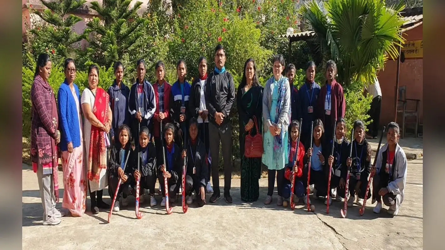 Khelo Jharkhand : रांची के खेलगांव के लिए लोहरदगा से खिलाड़ी रवाना, सीओ ने की इन बेटियों की सराहना