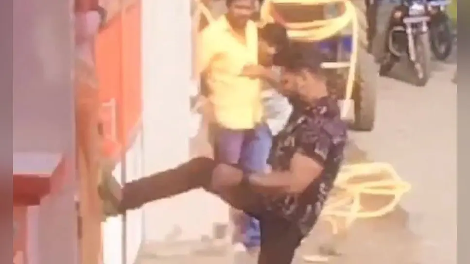भोजपुरी स्टार खेसारी लाल यादव पर FIR की मांग, पैर की ठोकर से मोटेश्वरनाथ मंदिर का दरवाजा खोलने का आरोप