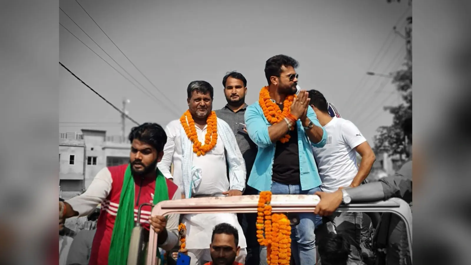 Video : Bihar Election में Tejashwi के लिये वोट मांगते दिखे Khesari Lal Yadav, रोड शो में सेल्फी लेने की होड़