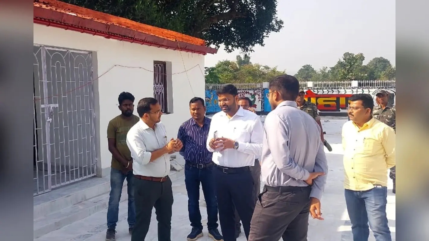 झारखंड:पीएम नरेंद्र मोदी के खूंटी दौरे को लेकर डीसी ने बिरसा मुंडा के गांव उलिहातू में तैयारियों का लिया जायजा