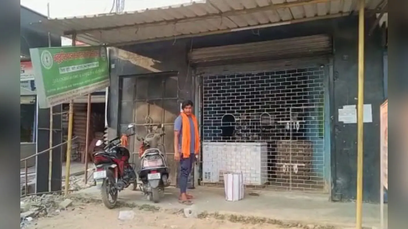झारखंड : खूंटी शहर की एक शराब दुकान में लाखों रुपये के गबन का आरोप, उत्पाद निरीक्षक ने की जांच