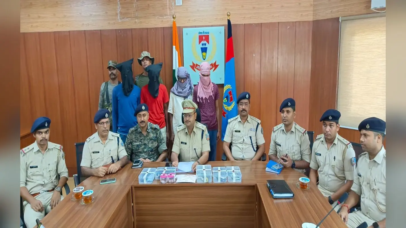 झारखंड : खूंटी पुलिस को फिर मिली सफलता, PLFI का एरिया कमांडर सहित 4 नक्सली गिरफ्तार, कई असलहे बरामद