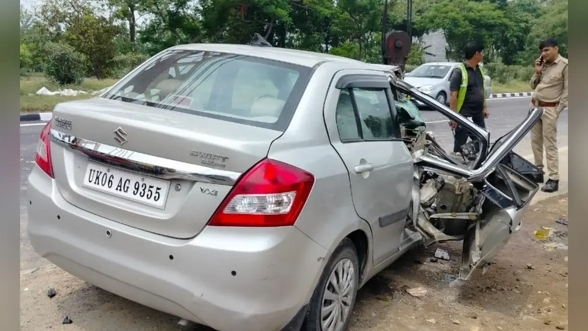 बरेलीः रामपुर रोड पर भीषण हादसा, अज्ञात वाहन ने अस्पताल के बड़े बाबू की कार को मारी टक्कर, गंभीर रूप से घायल