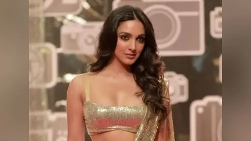 बुजुर्ग गार्ड ने खोला कार का गेट तो ट्रोल के निशाने पर आयी कियारा, गुस्साए फैंस ने सुना दी खरी खरी