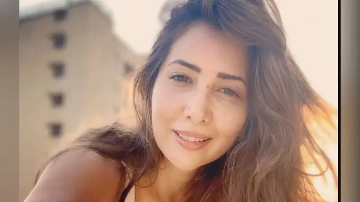 Kim Sharma ने पोल डांस करते हुए वीडियो किया शेयर, युवराज सिंह ने कर दिया ट्रोल