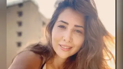 Kim Sharma ने पोल डांस करते हुए वीडियो किया शेयर, युवराज सिंह ने कर दिया ट्रोल