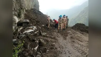 दिल दहला देने वाली है किन्नौर हादसे की तस्वीरें, चट्टान और मलबे से पिचक गई बस, 13 लोगों की मौत, अभी भी कई फंसे