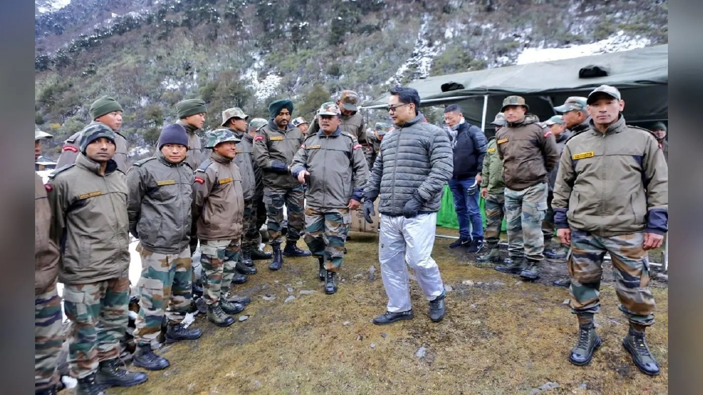 Fact Check: बॉर्डर पर सैनिकों के साथ केंद्रीय मंत्री की तस्वीर हुई Viral, कांग्रेस ने पूछ लिया यह सवाल