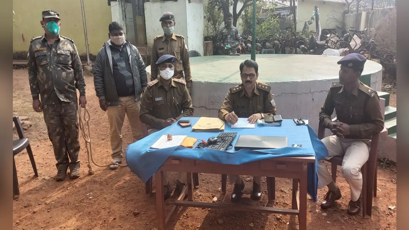 किरीबुरु में SBI के 8 ग्राहकों से लाखों रुपये का फर्जीवाड़ा, जानें मास्टरमाइंड की कैसे हुई गिरफ्तारी
