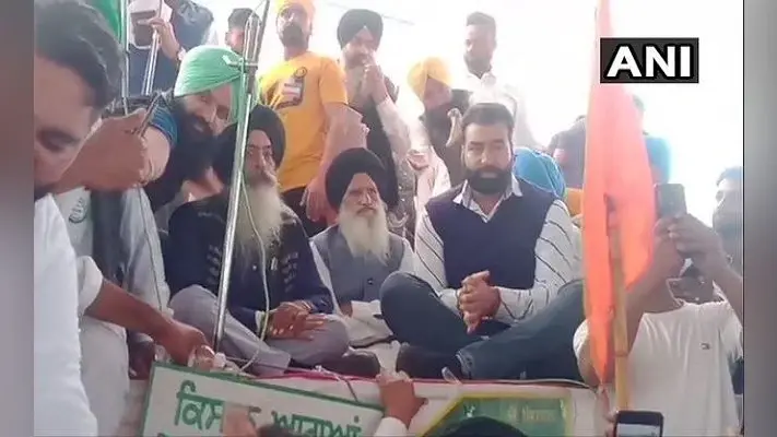 दिल्ली हिंसा मामले के आरोपी लक्खा सिधाना बठिंडा में हुई एक किसान रैली में दिखा, पुलिस ने रखा है 1 लाख का इनाम