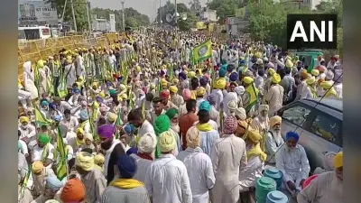 Farmers Protest: CM आवास घेरने संगरूर पहुंचे किसान, पुलिस ने बेरिकेट्स लगाकर रोका रास्ता तो धरने पर बैठे