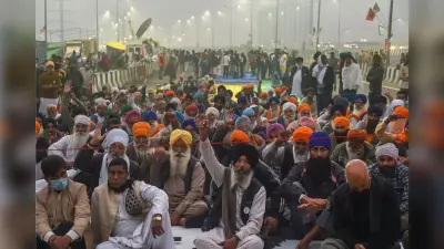 Farmers Protest: सिंघु बॉर्डर के पास लगी बैरिकेडिंग को तोड़ने की कोशिश, पुलिस ने किया लाठीचार्ज