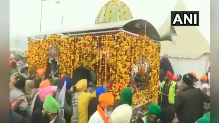 Farmers Protest Enters Day 37 : नये साल के पहले दिन भी सिंघू बॉर्डर पर डटे हैं किसान, ‘नगर कीर्तन’ के साथ बढ़ाया अपनों का हौसला