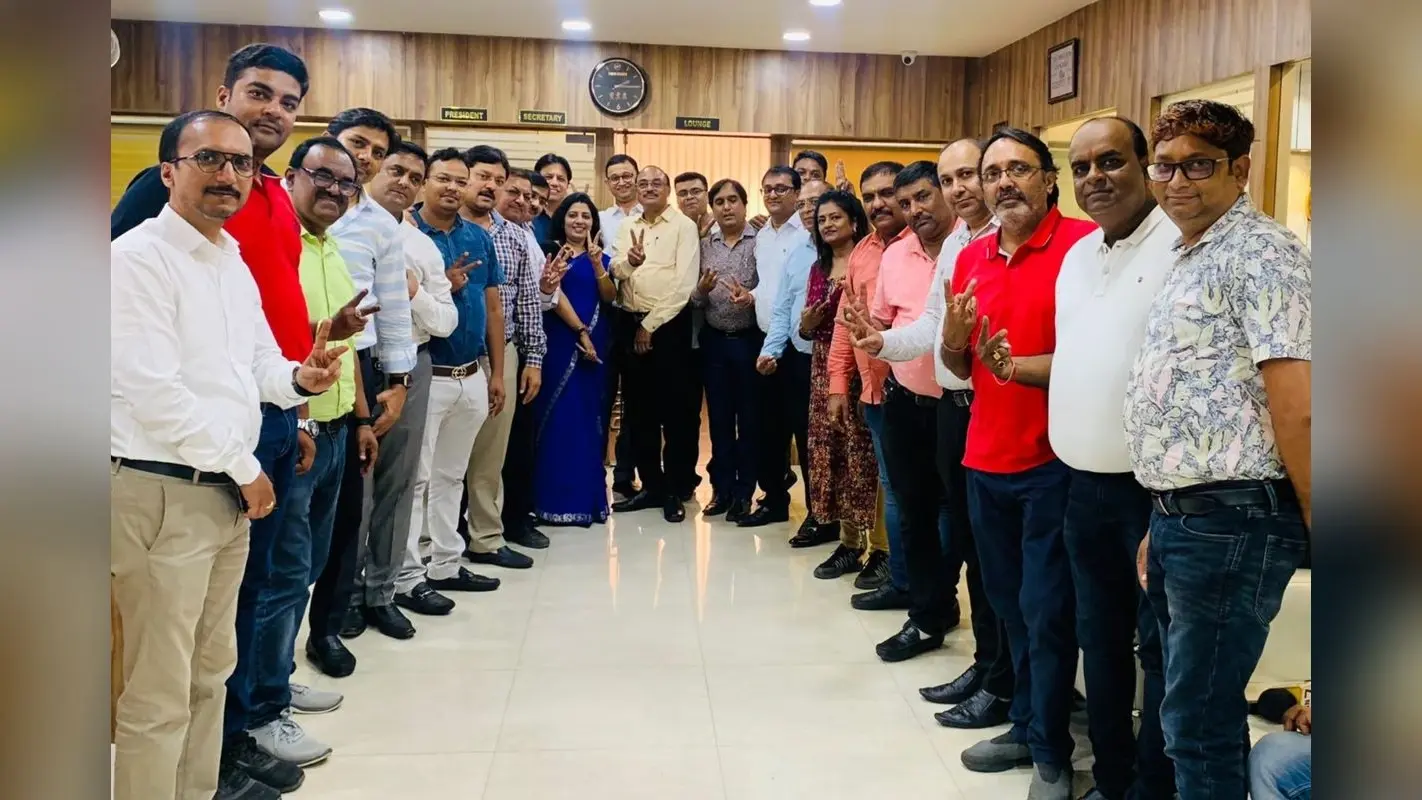 झारखंड चैंबर ऑफ कॉमर्स चुनाव: 24 उम्मीदवारों के साथ किशोर मंत्री ने रांची के चैंबर भवन में किया नामांकन दाखिल