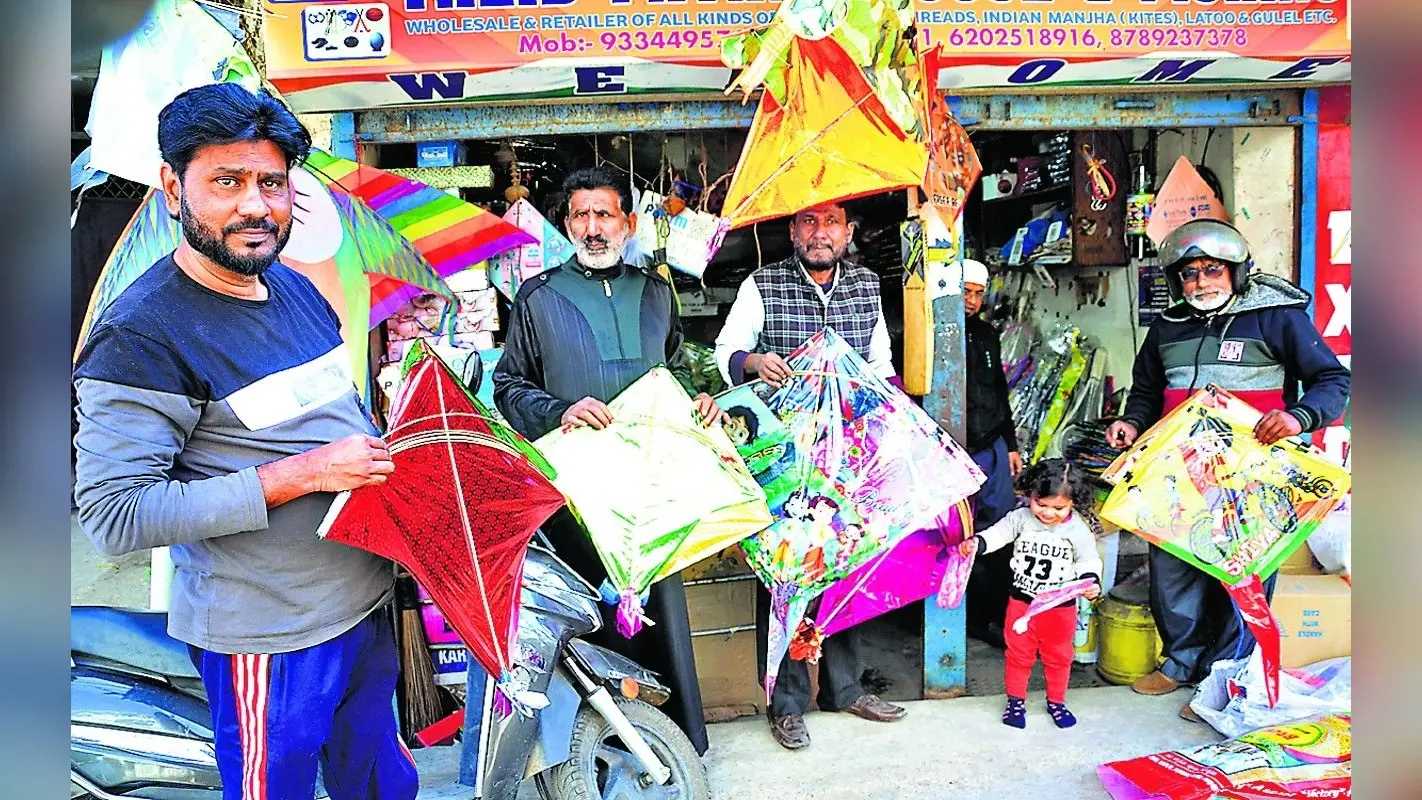 Makar Sankranti 2023: रांची के पतंगों का बाजार हुआ गुलजार, कोरिया की पैराशूट पतंग का दिख रहा क्रेज