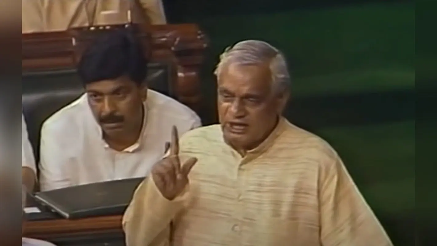 Atal Bihari Vajpayee Poems: लिखता हूं, मिटाता हूं गीत नया गाता हूं.अटल जी की जयंती पर पढ़े उनकी खूबसूरत कविताएं