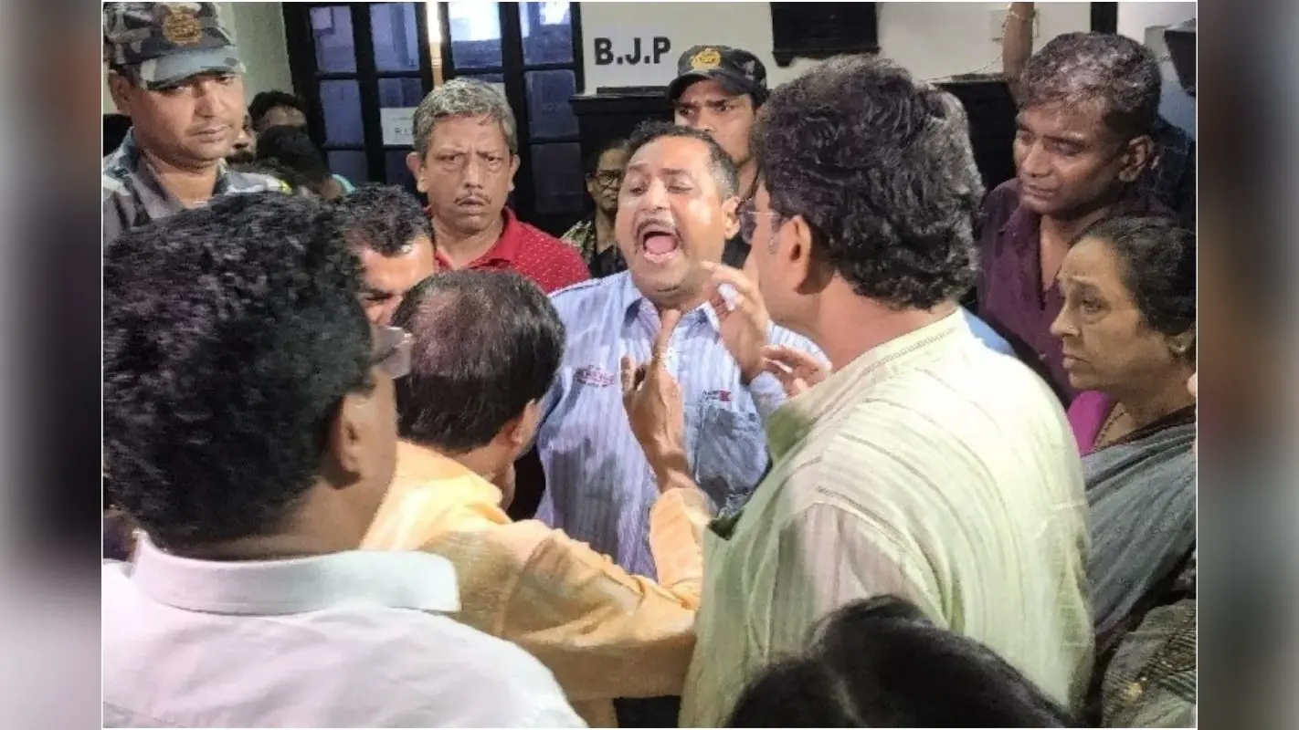 बंगाल में भी चलने लगा बुलडोजर, कोलकाता नगर निगम ने भाजपा नेता का घर तोड़ा, मचा हंगामा