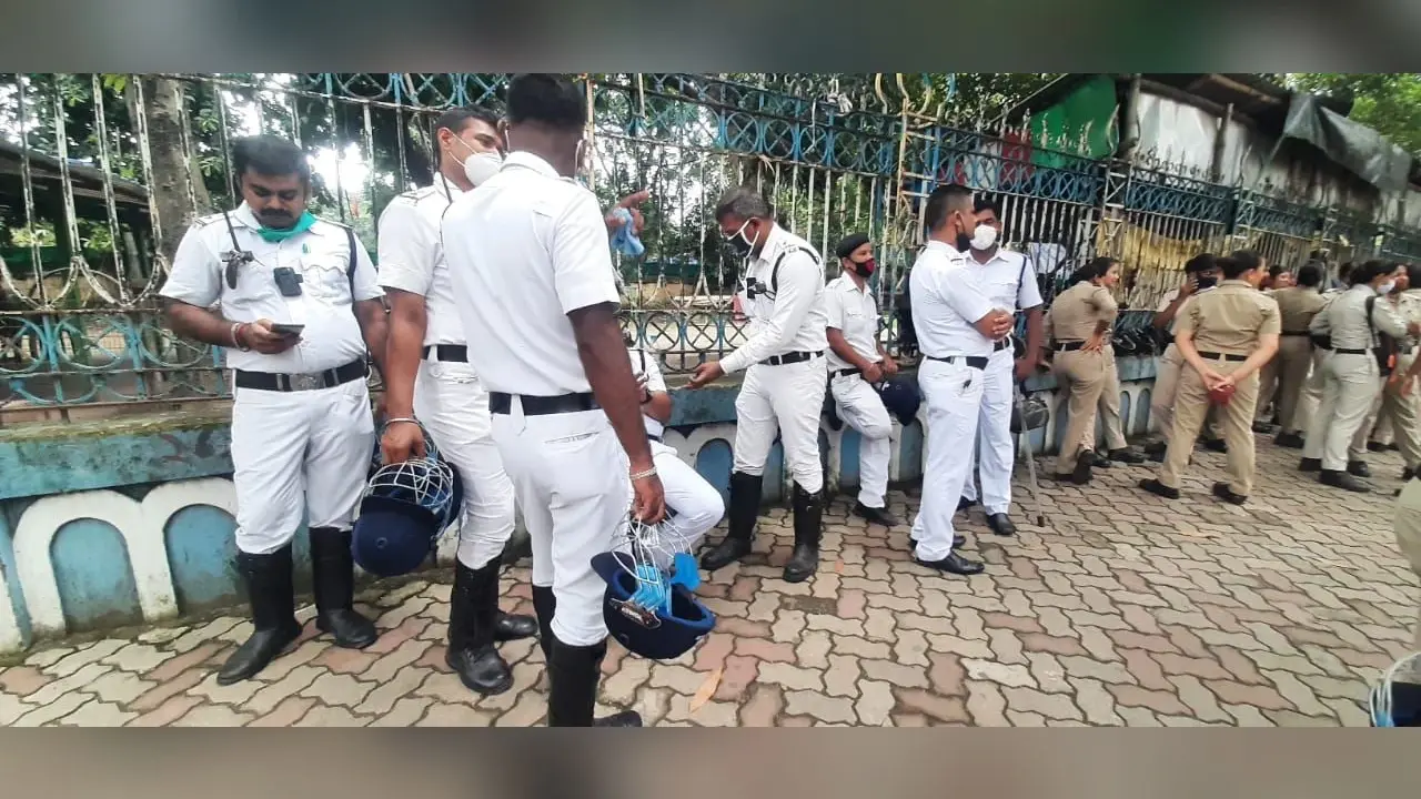 कोलकाता नगर निगम घेरने जा रहे भाजपा नेताओं और कार्यकर्ताओं को पुलिस ने किया गिरफ्तार