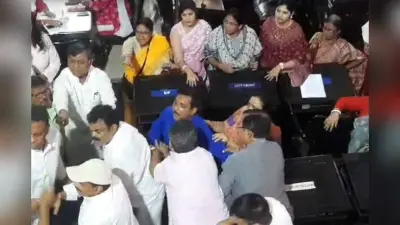 कोलकाता नगर निगम बना रणक्षेत्र, मेयर हस्तक्षेप करते रहे और तृणमूल -भाजपा पार्षद लड़ते रहे