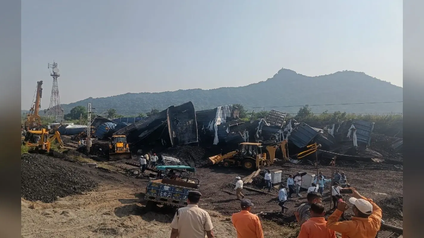 Jharkhand: गुरपा रेल दुर्घटना के बाद बाधित लाइन से आवागमन के लिए करना होगा इंतजार, अधिकारी कर रहे कैंप