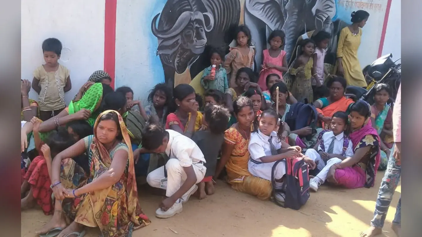 कोडरमा : रेंजर ने स्कूल वैन को किया जब्त, तो लोगों का फूटा गुस्सा, ऑफिस में तोड़फोड़