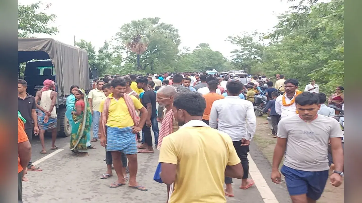 नाबालिग को बाइक चलाना पड़ा महंगा, कोडरमा के सतगांवा में ट्रक की चपेट में आने से एक की मौत, दो घायल