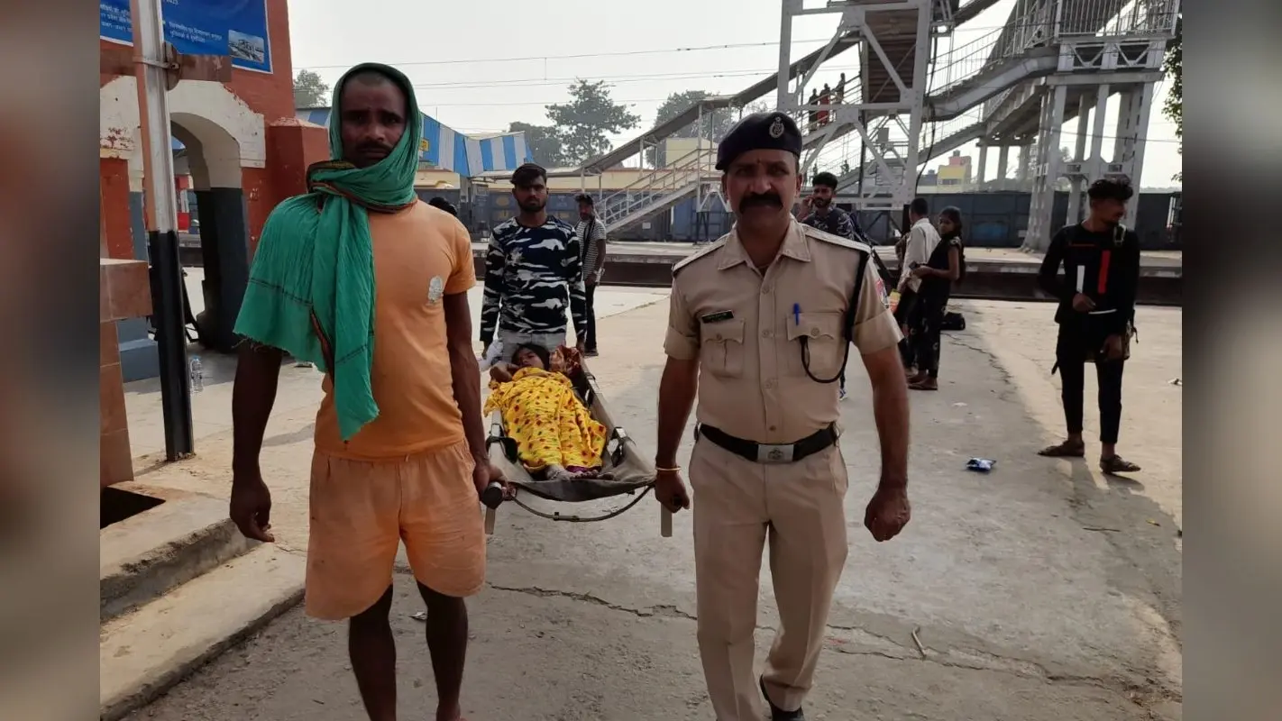 झारखंड: वाराणसी-आसनसोल पैसेंजर ट्रेन में महिला को प्रसव पीड़ा, स्टेशन पर दिया बच्ची को जन्म, आरपीएफ ने की मदद