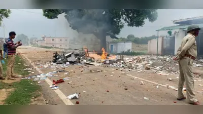 युवक की मौत के बाद सतगावां में बवाल, अस्पताल में आगजनी, CRPF कैंप पर पत्थरबाजी, पुलिसकर्मी डरकर भागे