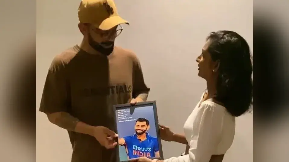 विराट कोहली कर रहे थे इस दिग्गज के साथ लाइव चैट, अनुष्का शर्मा ने पीछे से कहा- झूठा