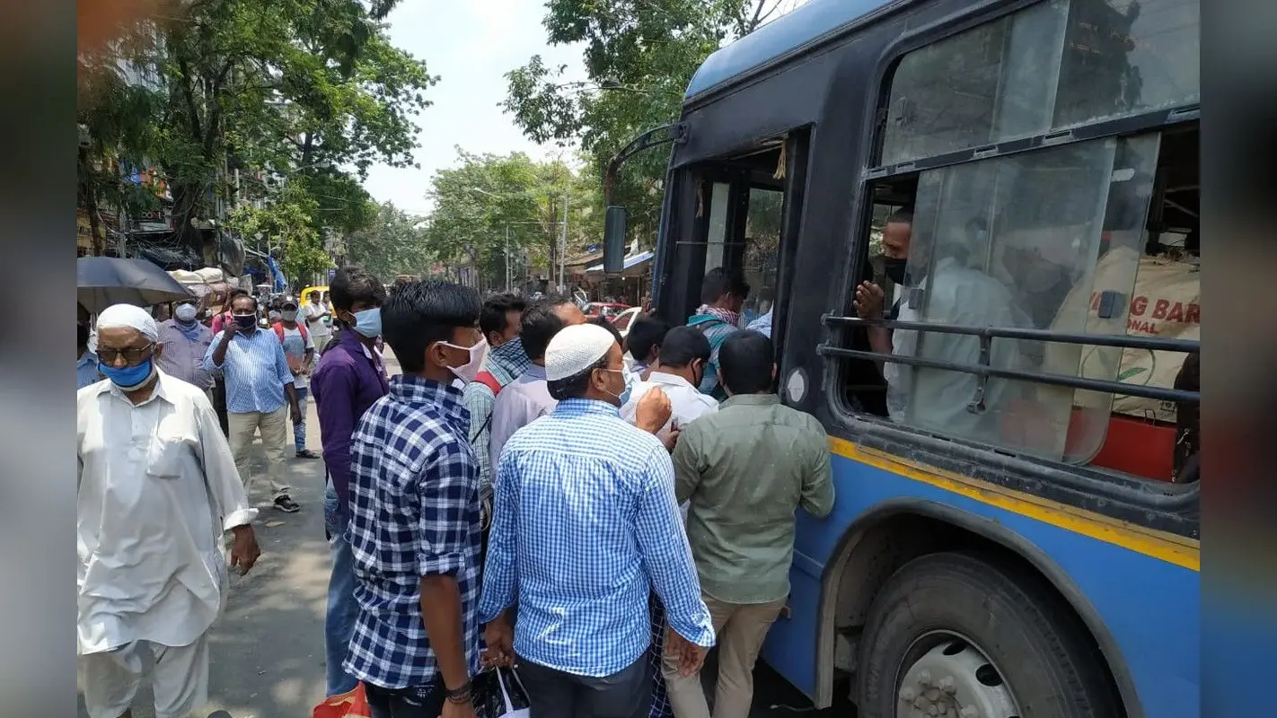 अनलॉक 1 : बंगाल में खुल गये सारे दफ्तर, बसों में दिखी भीड़, सोशल डिस्टैंसिंग का नहीं हो रहा पालन
