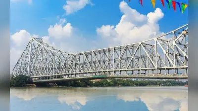 West Bengal News : हावड़ा ब्रिज पर अचानक जब चढ़ा युवक, दमकल कर्मियों के छूटे पसीने