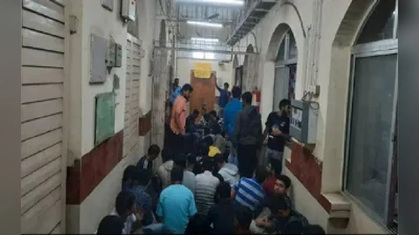 कोलकाता मेडिकल कॉलेज के छात्रों का भूख हड़ताल जारी, कई छात्र बीमार
