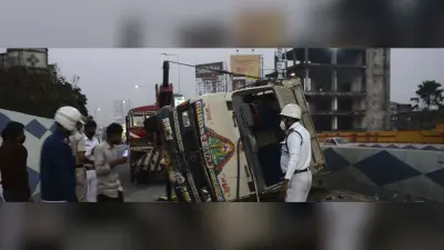कोलकाता में अंतिम संस्कार कर लौट रहे थे घर, सड़क हादसे में 29 लोग जख्मी, 8 की हालत नाजुक