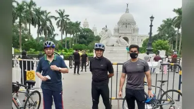 कोलकाताः डरे-सहमे मॉर्निंग वाकर्स के बीच पहुंचे पुलिस कमिश्नर, साइकिल पर की पैट्रोलिंग, देखें PICS