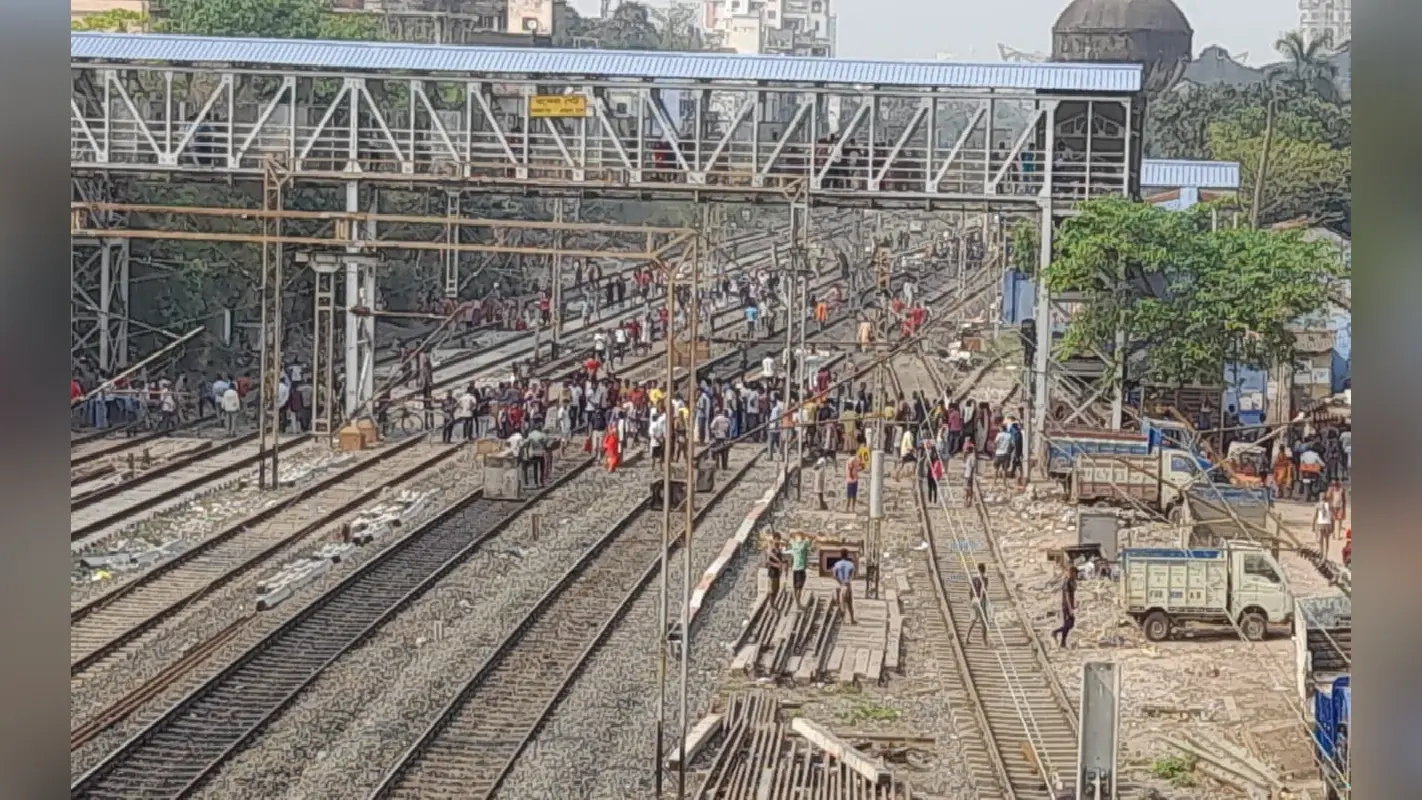 कोलकाता में बच्ची की हत्या मामला ने पकड़ा तूल, गुस्साए लोगों ने रेलवे ट्रैक समेत शहर के कई जगहों को किया जाम