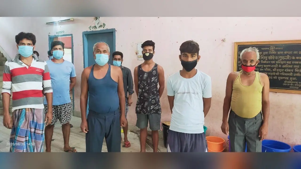 कोविड-19 अस्पताल के संक्रमित मरीजों के स्वास्थ्य के साथ हो रहा है खिलवाड़, चावल में मिला कीड़ा तो मरीजों ने काटा बवाल