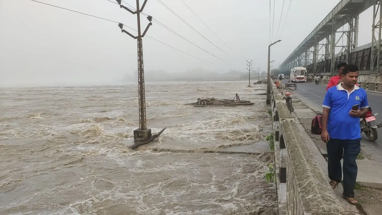 बिहार में गंगा, गंडक, कोसी समेत 5 नदियां खतरे के निशान के ऊपर, जानिए किन जिलों में नरम हैं पानी के तेवर..