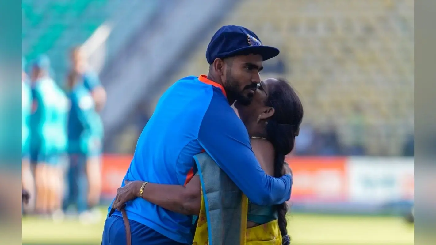 KS Bharath Test Debut: डेब्यू कैप पाकर इमोशनल हुए केएस भरत, मां को लगाया गले, फोटो वायरल