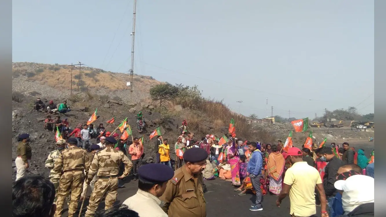 कुसुंडा क्षेत्र में असंगठित मजदूरों के बीच जमकर हुई भिड़ंत, पथराव के साथ कई राउंड चली गोली