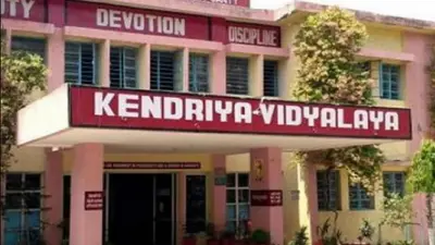 केंद्रीय विद्यालय कंकड़बाग के सामने छात्रों के दो गुटों में जमकर हुई मारपीट और पथराव,2 पुलिस कांस्टेबल भी घायल