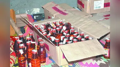 स्पिरिट में केमिकल और रंग मिलाकर बना रहे थे नकली शराब, विभिन्न ब्रांडों के रैपर ढक्कन व बोतलें बरामद