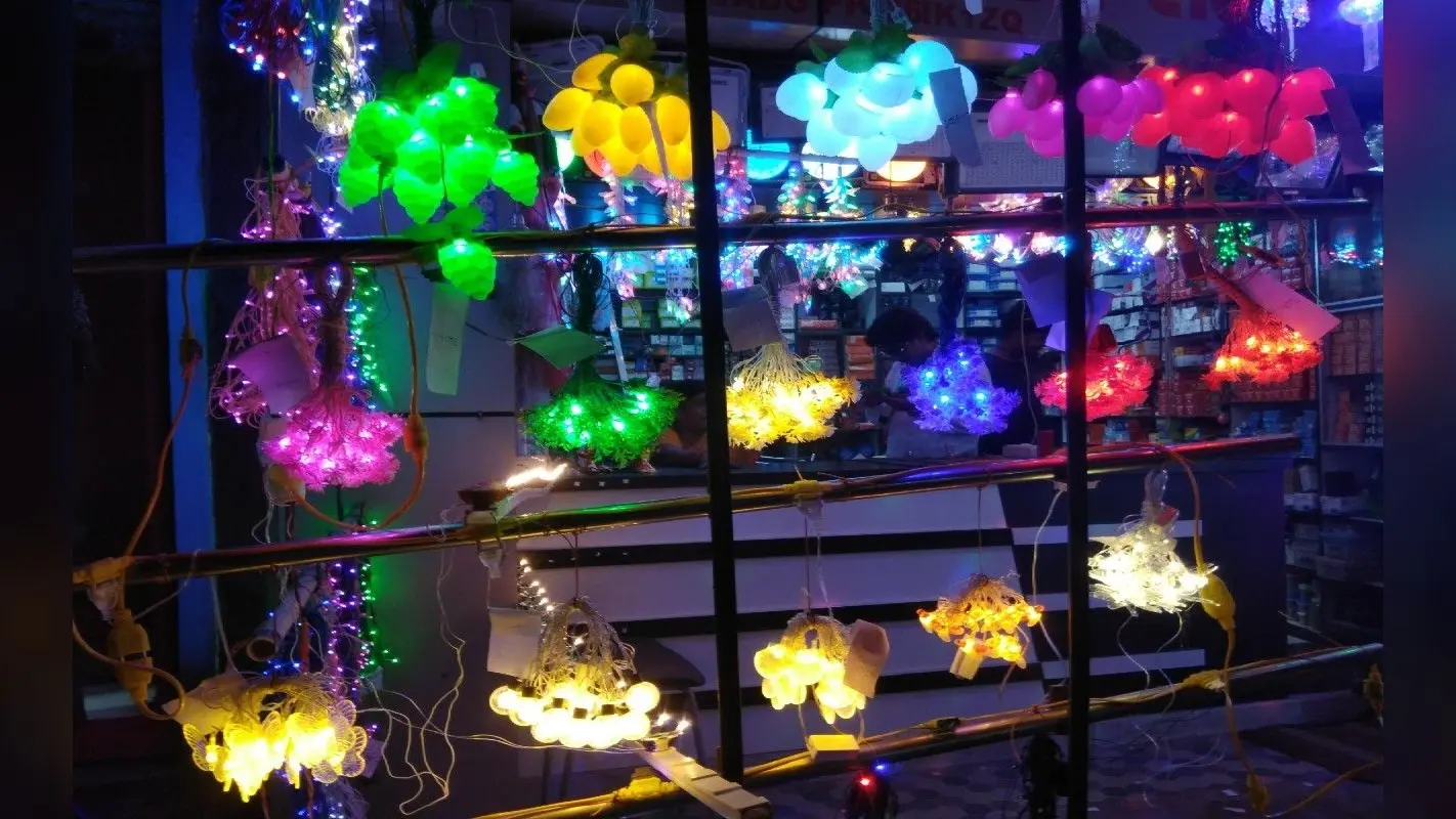 Diwali 2022: दीपावली के बाजार में दिख रही झालर और लड़ियों की जुगलबंदी, देखें तस्वीरें