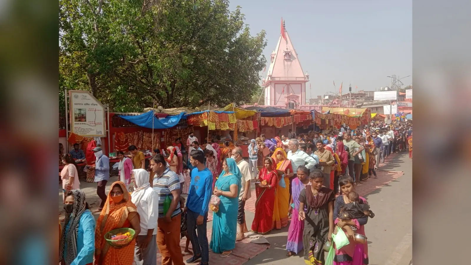 Prayagraj: रामनवमी पर अलोप शंकरी मंदिर में उमड़ा आस्था का सैलाब, यहां मूर्ति नहीं पालने की होती है पूजा