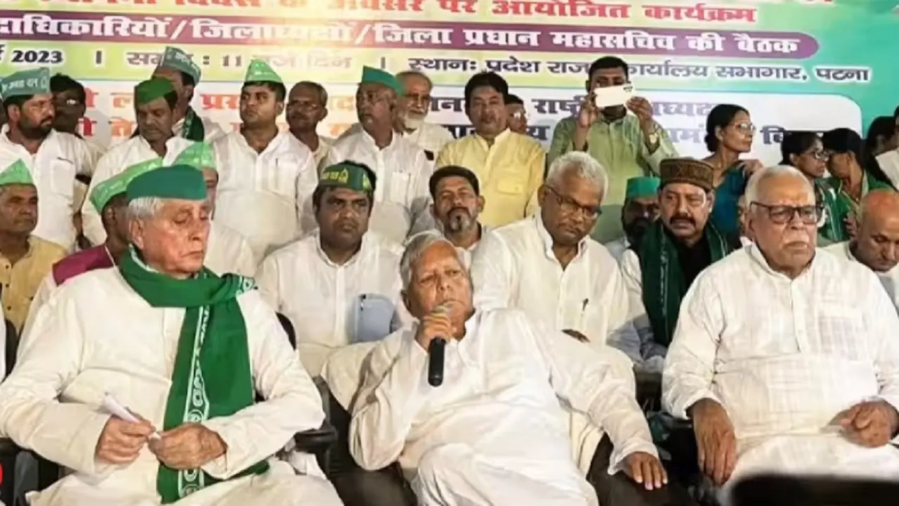 बिहार: अभी जो करना है करें सरकार जाएगी तब क्या होगा, तेजस्वी यादव के खिलाफ चार्जशीट पर भड़के लालू यादव